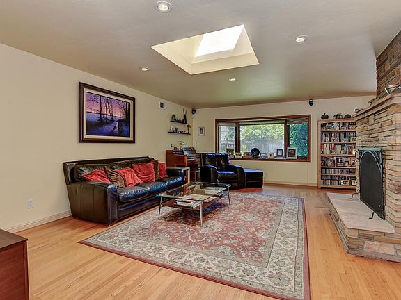 3rd image of 1247 Madrona Ave