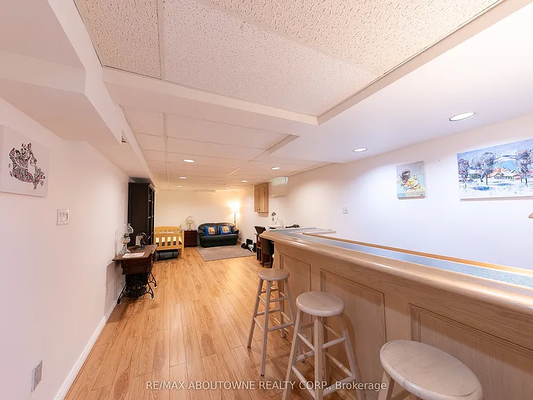 2072 Glenada Cres — Photo 32