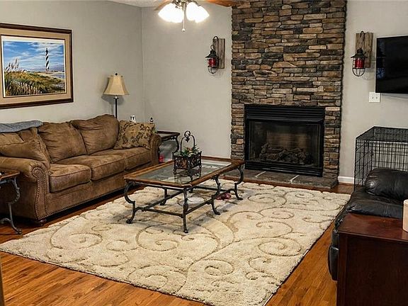 5th image of 695 Old Castle Dr