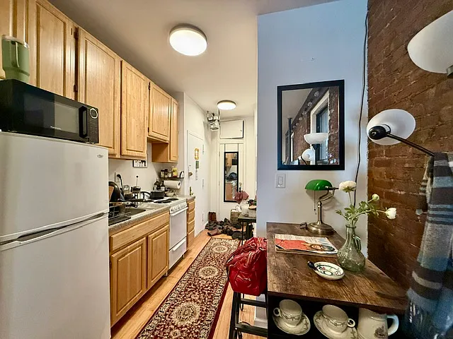 338 E 5th St #11 — Photo 4