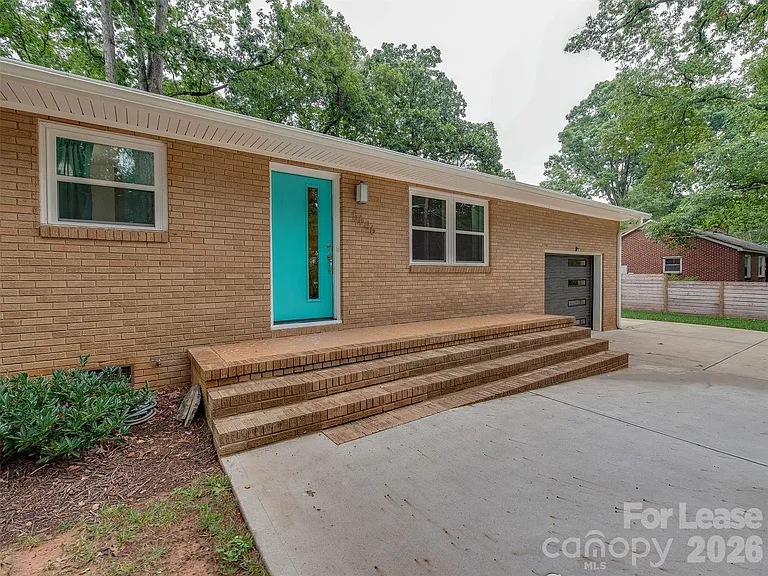 5646 Oak Dr — Photo 1