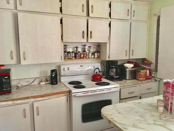 4th image of 19 Stuart Dr