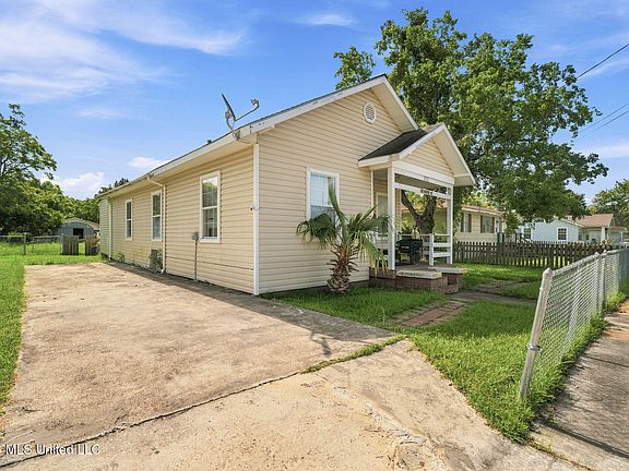 3rd image of 372 Reynoir St