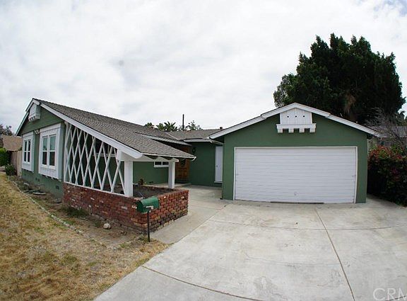 3rd image of 2206 E Banyan Ln