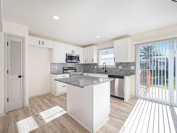 5th image of 1207 Golfview Dr