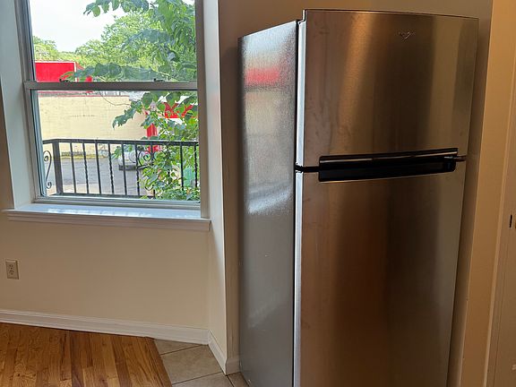 5th image of 254 Bloomfield Ave #4