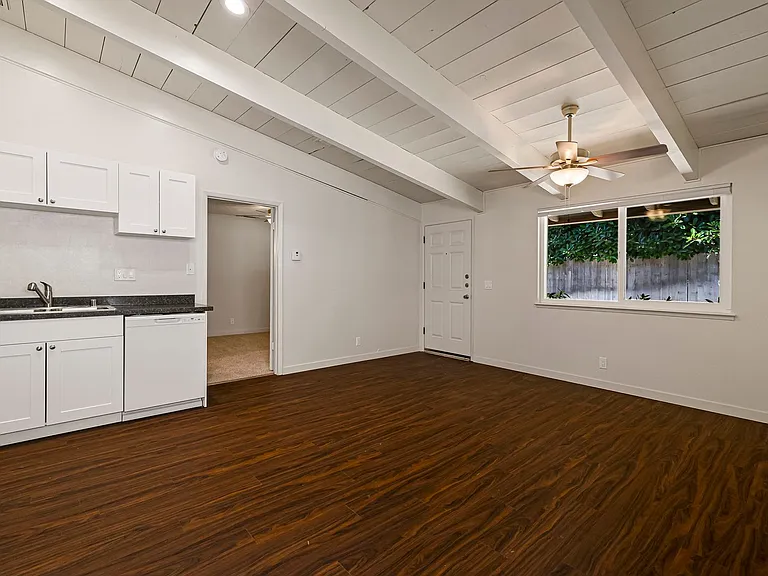 Train Station Apartments — Photo 16