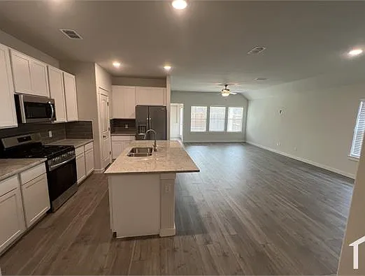 4 bed, 2100 sqft, $2,400 — Photo 4