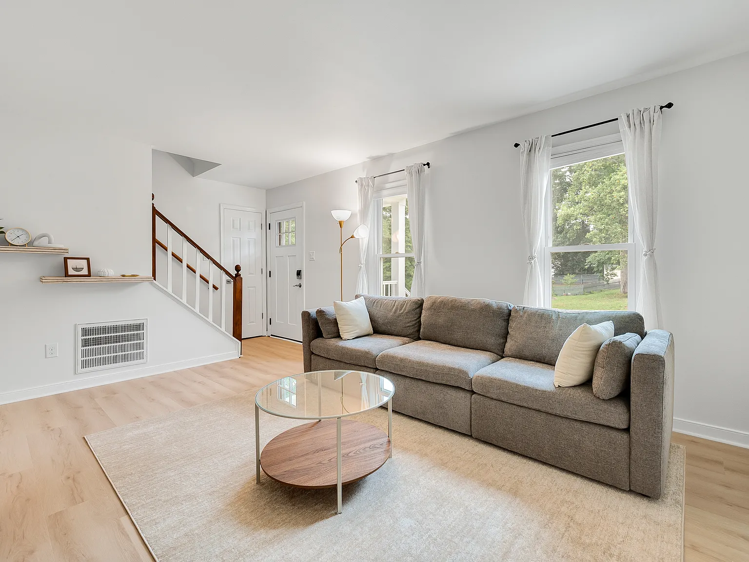 4 bed, 1296 sqft, $4,295 — Photo 2