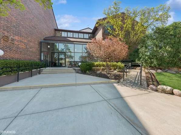 3085 Pheasant Creek Dr APT 110, Northbrook, IL 60062