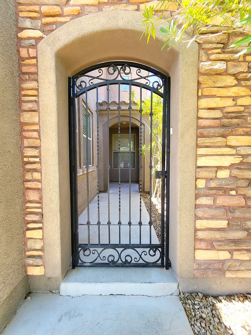 3 bed, 2.5 bath, 2665 sqft, $2,450 — Photo 2