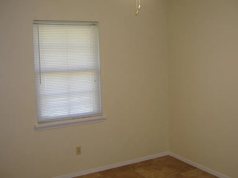1228 Roundhill Dr — Photo 6