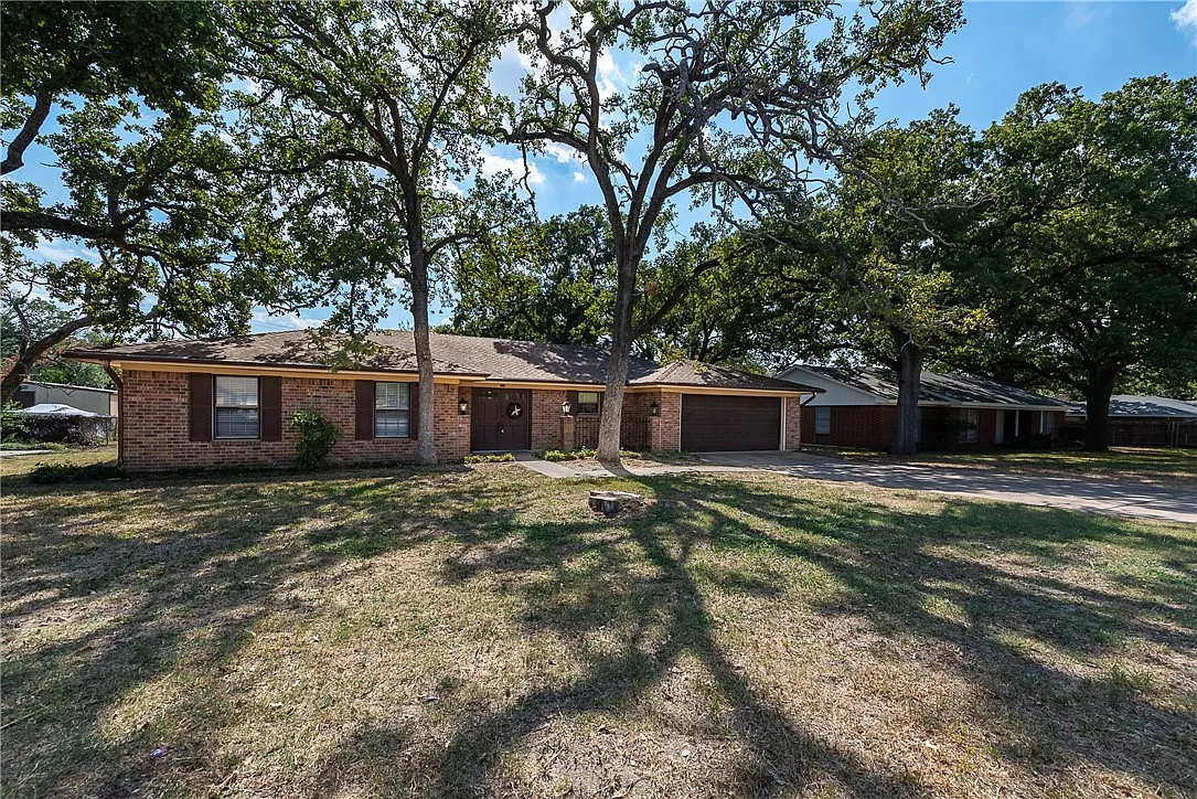 Building Photo - 2106 Barak Ln