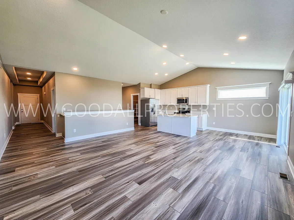 Building Photo - 680 NW Rosemont Dr