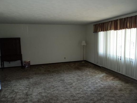 3rd image of 631 Oakwood Pl