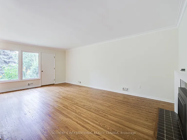 25 Abinger Cres — Photo 7