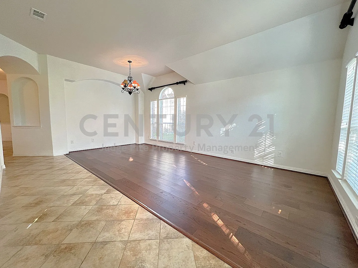 Stunning 4/2/2 In Denton ISD For Rent! — Photo 2