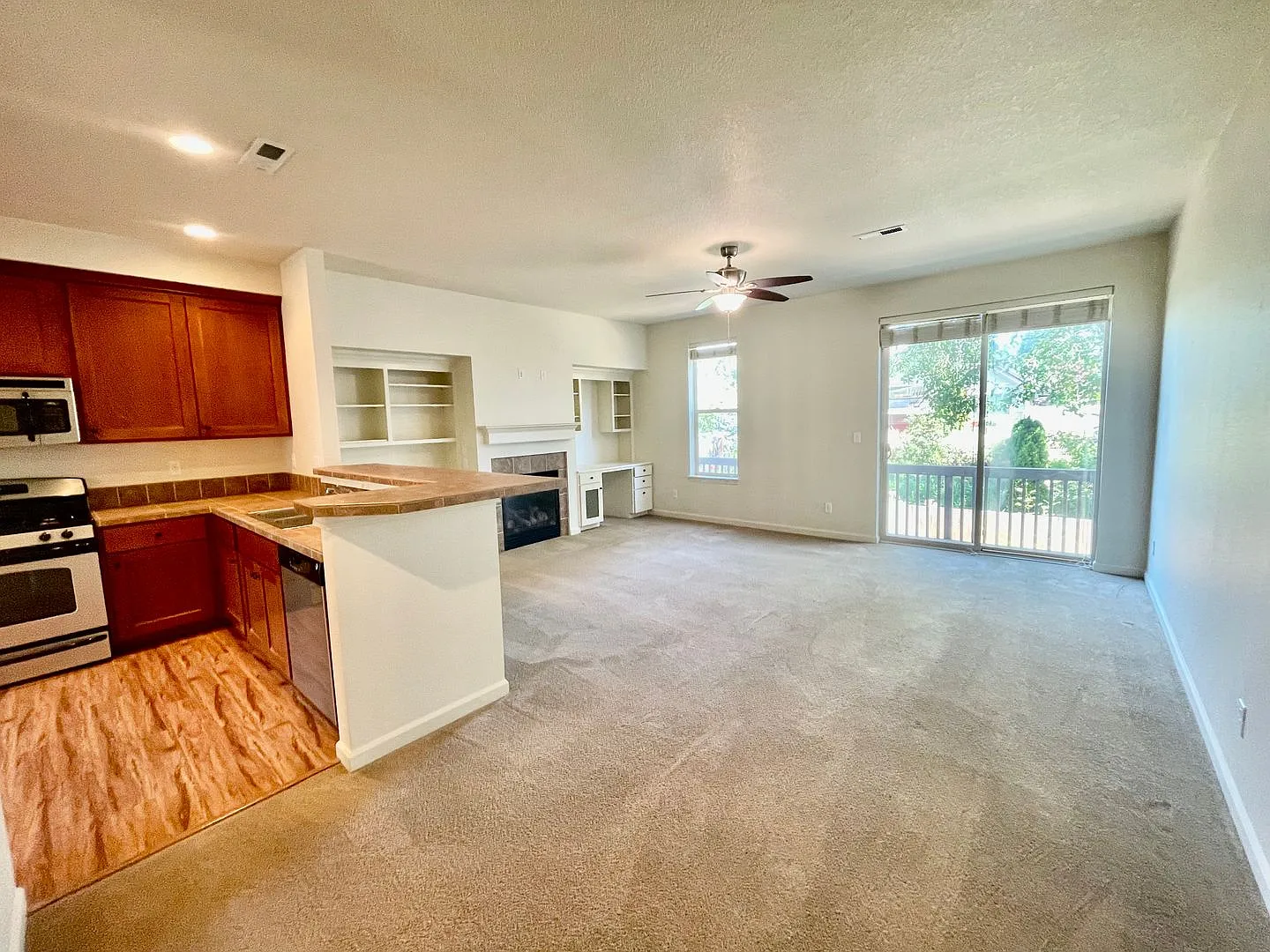 Cedar Hills/Mills Area Two Bedroom Townhome with 2 Car Garage, A/C & Private Deck. — Photo 3