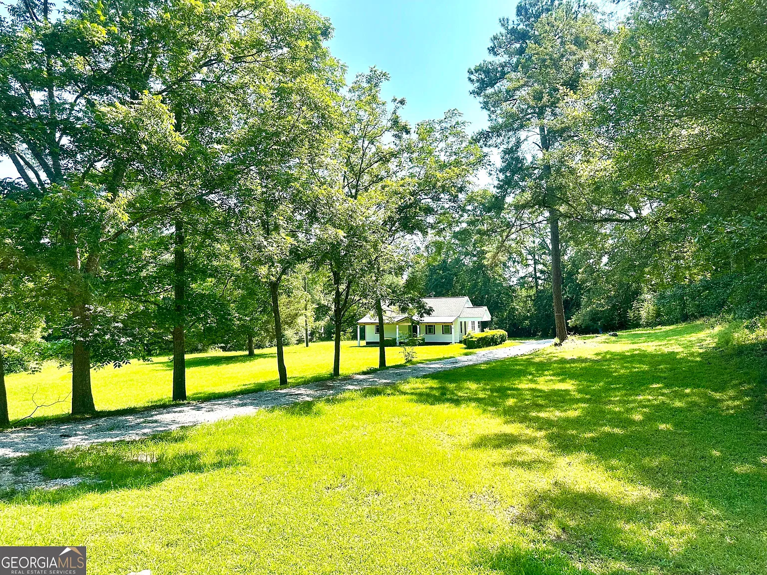 3 bed, 1.0 bath, 1104 sqft, $1,600 — Photo 2