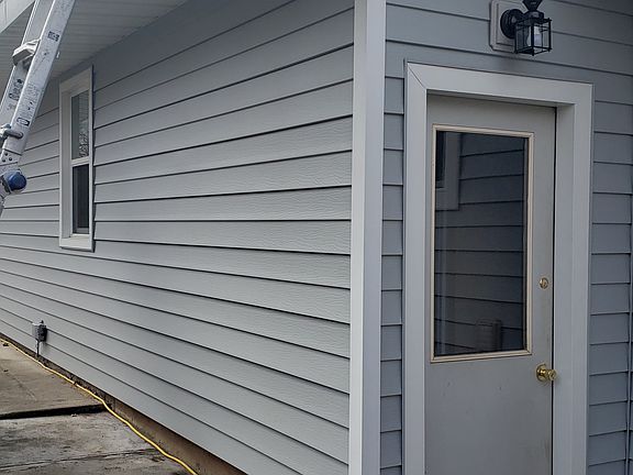 3rd image of 144 Heyburn Ave W