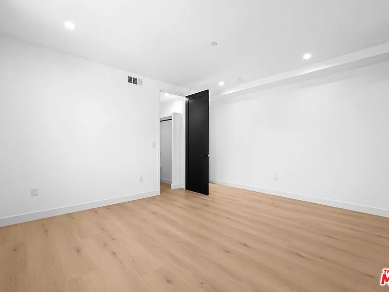 837 N Detroit St — Photo 15