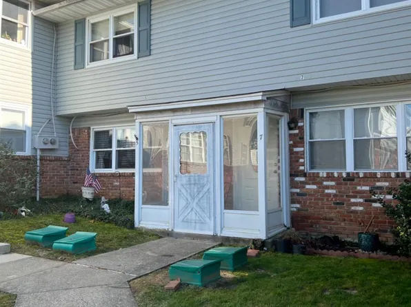 5 Hawaii Ct, Matawan, NJ 07747