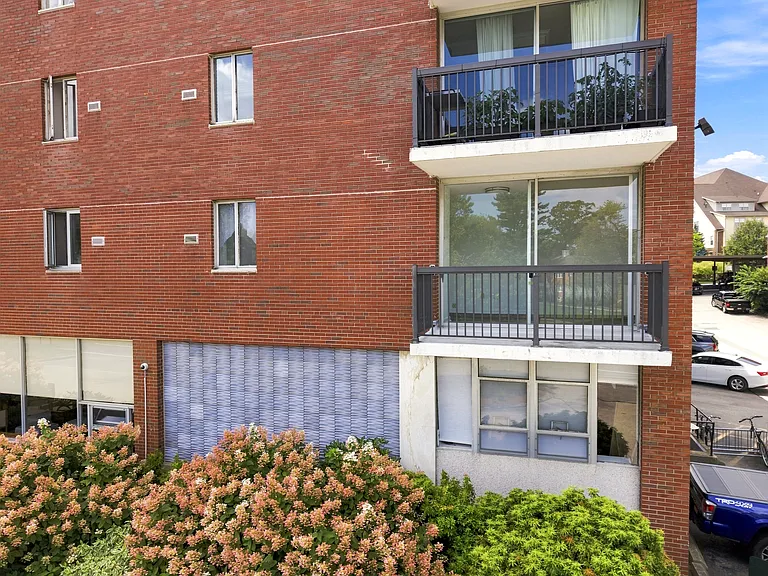 20 Hammond Pond Pkwy #208 — Photo 4