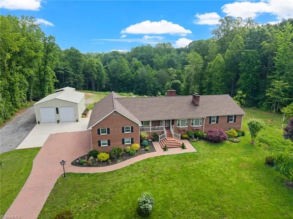 6571 Woodmere Dr, Walkertown, NC 27051