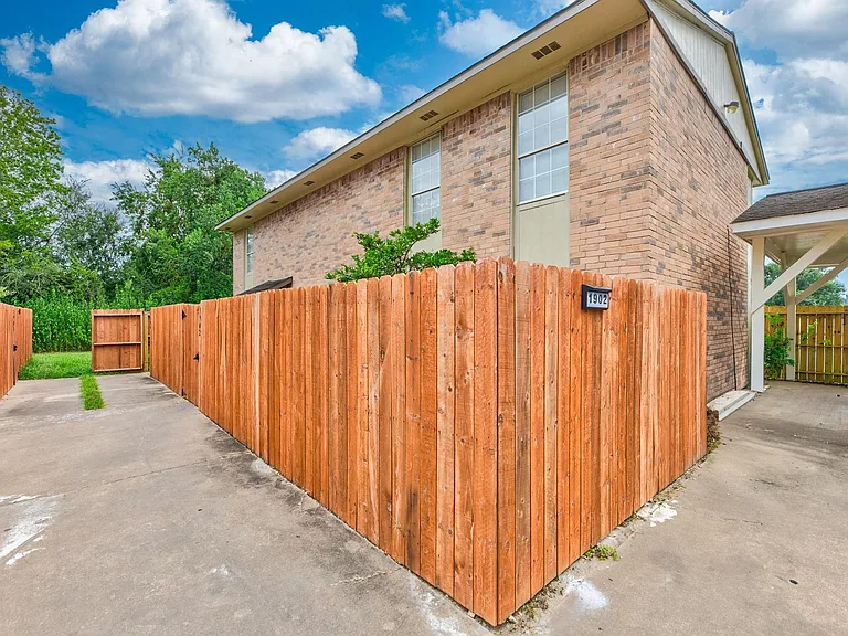 1902 Avenue B — Photo 23