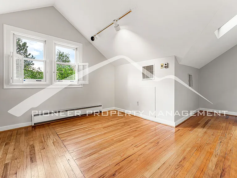 2324 Stuart St — Photo 17