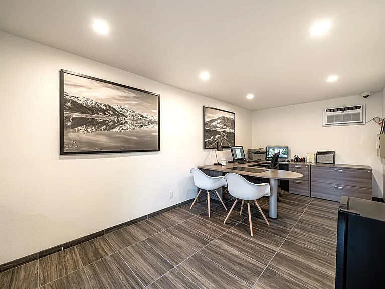 Del Monte Apartments — Photo 11