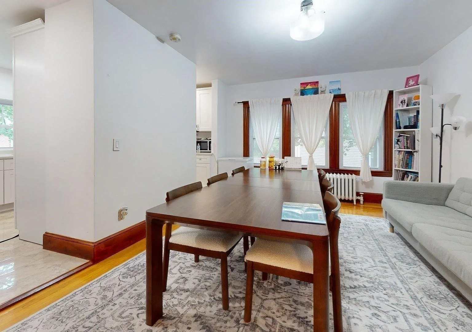 Stunning 3 bed ,2 Full Bath In Unit Laundry! — Photo 2