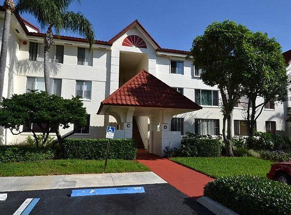3rd image of 102 Half Moon Cir APT C2