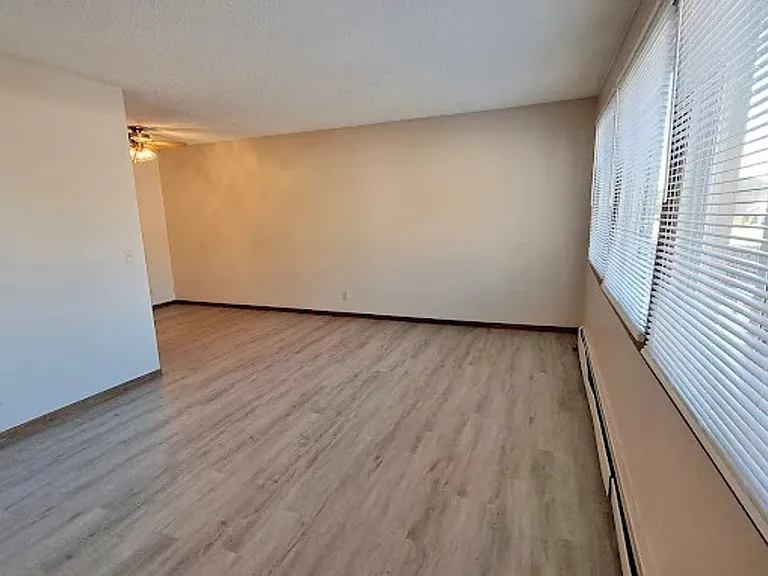 Twin Lakes Apartments — Photo 10