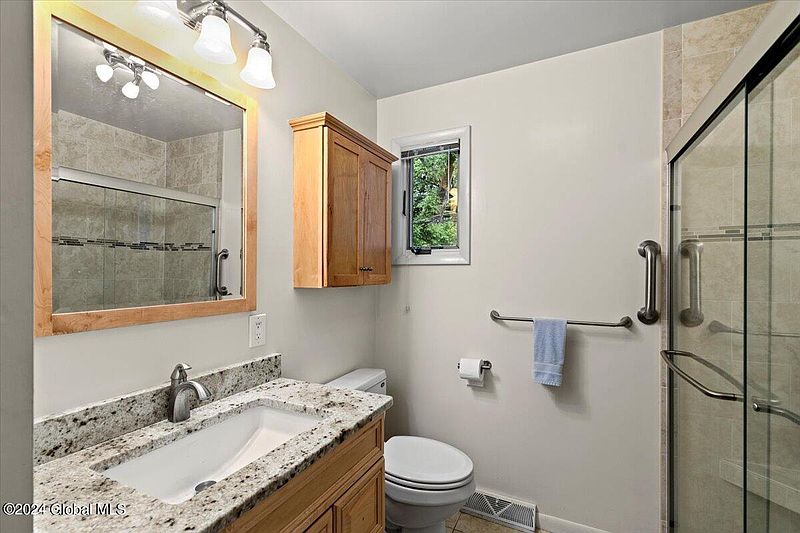 3rd image of 32 W Parkwood Street