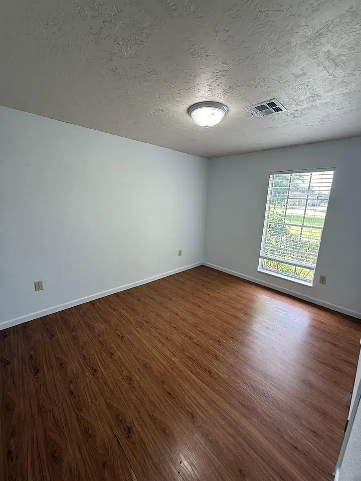4 bed, 1912 sqft, $2,100 — Photo 4