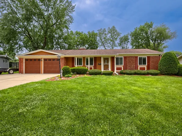 104 Sharon Ln, North Aurora, IL 60542