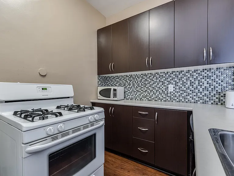 935 Jervis St #11 — Photo 13