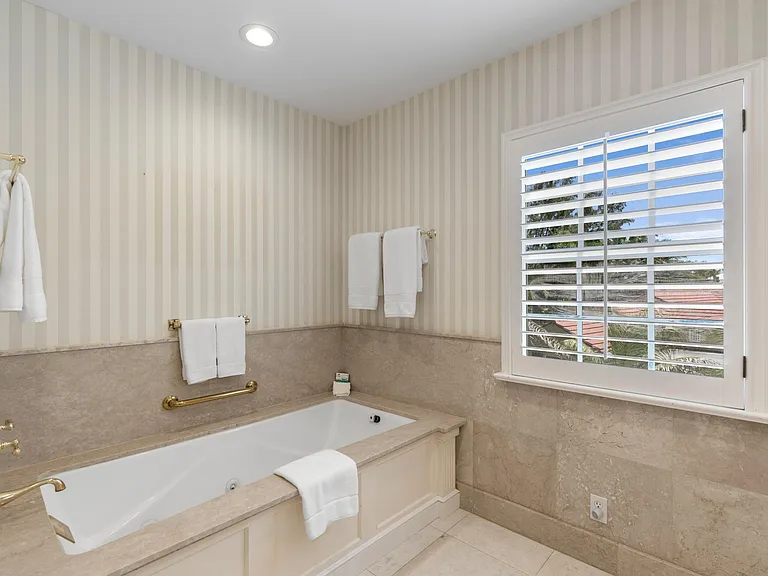 1554 N Ocean Way — Photo 15