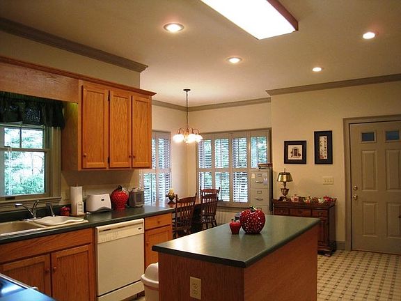 2nd image of 3255 Lakewood Dr NW