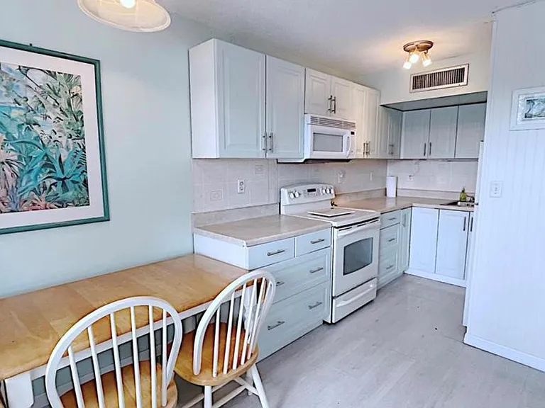 1200 Colonnades Dr #208 — Photo 11
