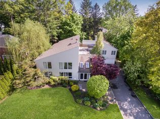 108 Barnyard Ln, Roslyn Heights, NY 11577