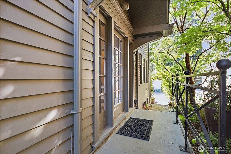 4th image of 2039 34th Avenue S
