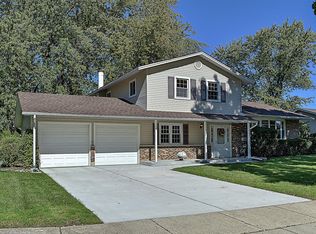 914 E Slayton Dr, Palatine, IL 60074