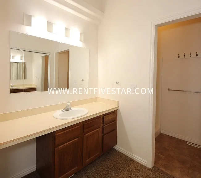 390 Vista Dr — Photo 5