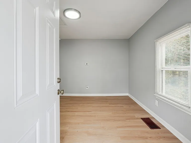 562 Grant St SW — Photo 4
