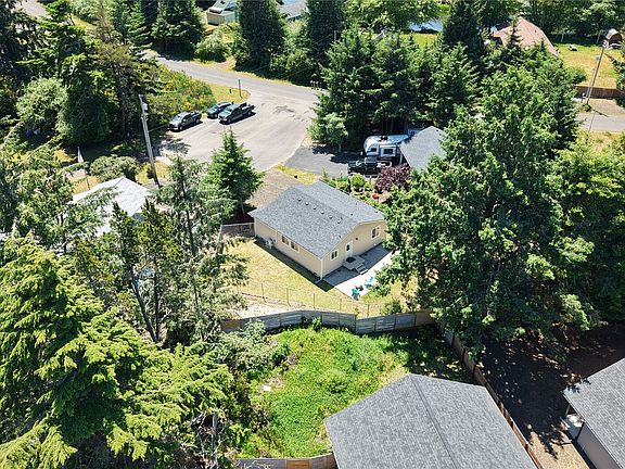 3rd image of 708 Eider Court SE