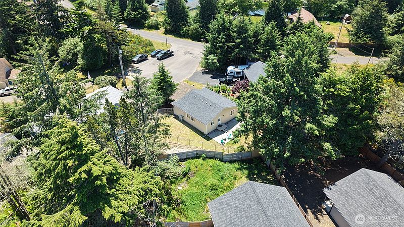 3rd image of 708 Eider Court SE