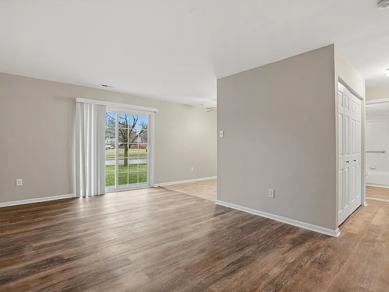 4546 Rosemarie Dr — Photo 5