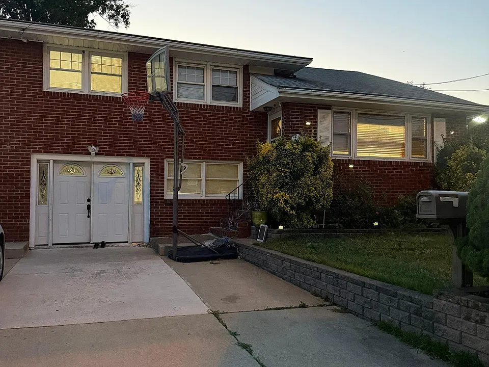 5917 Roosevelt Ave